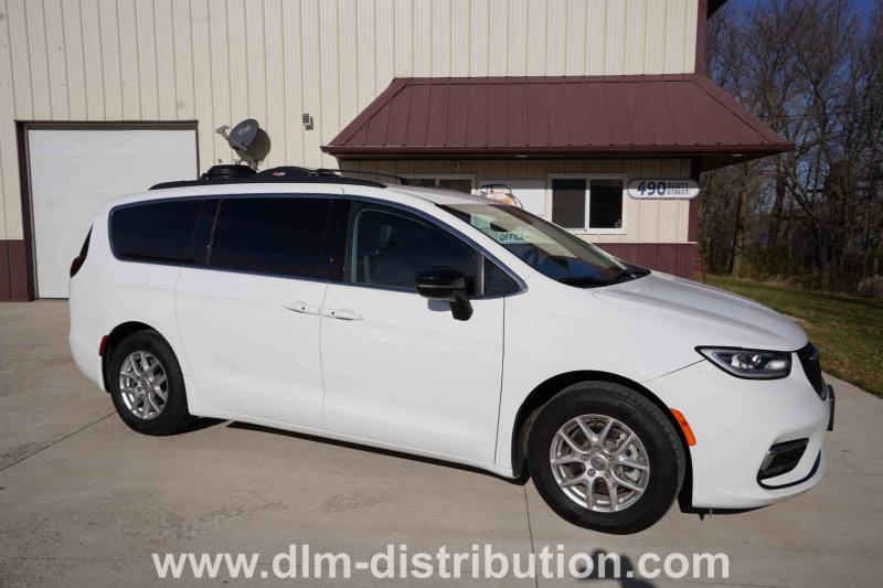 2024 Chrysler Pacifica Touring L's photo