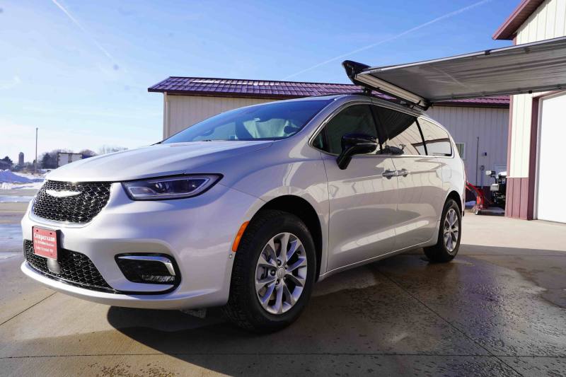 2026 Chrysler Pacifica Select's photo